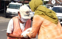 Harian Jogja Salurkan Bantuan Para Pembaca untuk Pekerja Jalanan
