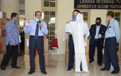 UNY Donasikan APD Hasil Produk Sendiri