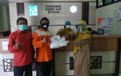 Cegah Covid-19, PDIP DIY Beri Bantuan APD ke Petugas Medis Puskesmas Seyegan