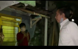 Malam-Malam, Jokowi Bagi Sembako Langsung ke Rumah Warga di Bogor