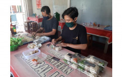 Agil Sajikan Mi Ayam Mentah untuk Pelanggan