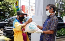 Aksi Pegawai PLN Berbagi di Bulan Ramadan