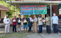 Perempuan Berkebaya Kulonprogo Bagikan Sembako