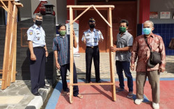 Di Tengah Pandemi Corona, Warga Binaan Rutan Kelas II B Wates Sumbang Kusen