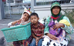 Bocah Penjual Snack di Jalan Kaliurang Ini Harus Berebut HP untuk Sekolah Online