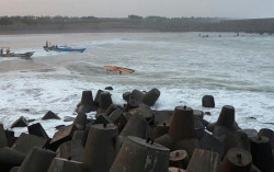 Nekat Melaut saat Gelombang Besar, 2 Nelayan Terhantam Ombak di Muara Sungai Serang