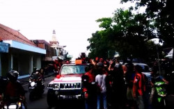 Wanita Bermasker Kembali Bagi-Bagi Duit dari Atas Mobil Mewah, Kali Ini di Kulonprogo