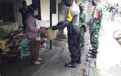 Cegah Penyebaran Covid-19 di Sekitar Indogrosir, Kodim Sleman Bagikan Perangkat Cuci tangan