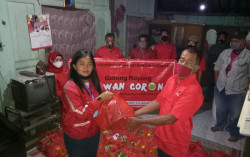 PAC PDIP Ngemplak Gotong Royong Bagikan Sembako untuk Warga Terdampak Covid-19