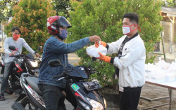 Bertahan di Jogja Selama Pandemi, Ratusan Mahasiswa Diberi Jatah Makanan Berbuka Puasa