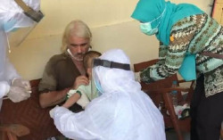 Tegang dan Haru, WNA Asal Kanada Peluk Anaknya Saat Adu Mulut dengan Petugas karena Menolak Karantina