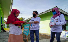 Pedagang dan Pembeli di Pasar Hewan Pengasih Peroleh Masker Gratis
