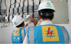 Petugas PLN Kembali Lakukan Catat Meter ke Rumah Pelanggan