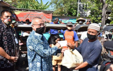 Bupati Santuni Puluhan Pengayuh Becak dan Buruh Gendong 