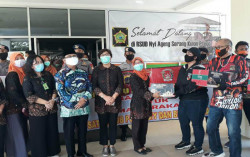 Sempat Viral Bagi-Bagi Uang, Kini Wanita Bermasker Beri Bingkisan Para Tenaga Kesehatan 