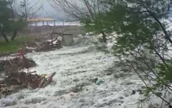 Gelombang Pasang di Pantai Trisik Kulonprogo Nyaris Terjang Warung