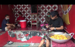 Warga Bagikan Nasi Bungkus untuk Mahasiswa Setiap Hari