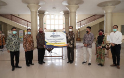 Kemendikbud Beri PCR & APD ke UGM