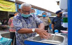 Ubah Gaya Hidup Masyarakat, Mbah Bardi Salurkan Bantuan Wastafel