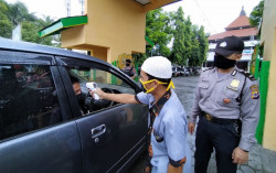 Salat Jumat Digelar Lagi di Masjid Agung Wates, Jemaah Terharu