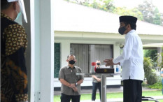 Jokowi Hadir Salat Jumat di Masjid Baiturrahim Istana Kepresidenan
