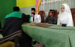Perjuangan untuk Menikah Selama Pandemi: Naik Motor 8 Jam & Karantina 14 Hari di Kulonprogo