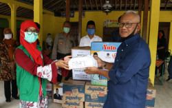 Subardi Lanjutkan Penyaluran Bantuan di Zona Merah