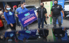 XL Axiata Bagikan Sembako untuk Sopir Taksi Daring