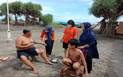 Nekat Berwisata di Tengah Corona, Puluhan Wisatawan di Parangtritis Tersengat Ubur-Ubur