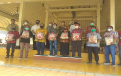 Pekerja Lintas Sektor Terdampak Covid-19 Diberi Bantuan Sembako