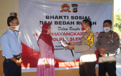 Polres Sleman Serahkan Kunci Bedah Rumah dan Bantu Warga Terdampak Covid-19