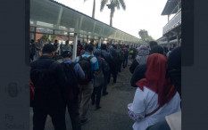 Antrean Penumpang KRL Membludak di Stasiun Bogor Pagi Ini