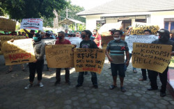 Endus Dugaan Penyelewengan Dana, Ratusan Warga Tegaltirto Berbah Geruduk Balai Desa
