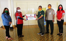 Super Indo Bagikan Bantuan Sembako dan APD pada Pemda DIY