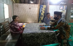 Pembelajaran Online: Guru Ini Rela Datangi Rumah Siswa yang Tak Punya Ponsel