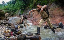 Seperti Ini Foto-Foto Perjuangan Guru Wiyata Bhakti Tanpa Akses Internet di Tengah Pandemi Covid-19