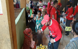 Cegah Penularan Covid-19, DPC PDIP Jogja Bagikan Face Shield untuk Pedagang Pasar