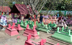 Unik, Ada Makam Bercat Warna-warni di Madiun