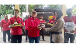 Bawakan Tumpeng HUT Bayangkara, PDIP Desak Aparat Tangkap Pembakar Bendera