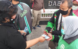 Tukang Becak & Pengendara Ojol Malioboro Tiba-Tiba Diberi Bantuan Uang Tunai
