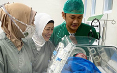 Anak Kelima Hanung-Zaskia Mecca Pakai Alat Bantu Pernapasan