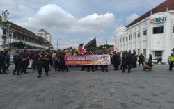 Puluhan Orang Gelar Demonstrasi di Titik Nol Kilometer