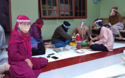 Pacu Inovasi, UMY Latih Anggota Aisyiyah Sinduadi Tengah Olah Cabai Menjadi Bubuk