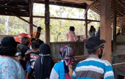 Penasaran dengan Rumah yang Bisa Berpindah Tempat, Ratusan Orang Datangi Rumah Giman