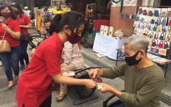 Alana Bagikan Masker Gratis di Malioboro