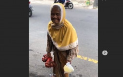 Nenek Viral Jualan Salak di Jogja Punya 4 Rumah, Anak Klaim Tak Ada Paksaan Berjualan