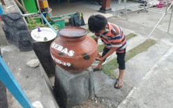 Kasus Covid-19 DIY Terus Melonjak, Warga Kampung Ini Pasang Ratusan Padasan di Depan Rumah