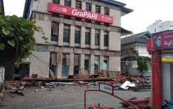 Diduga Sudah Termakan Usia, Kanopi Atap GraPARI Telkomsel Ambruk