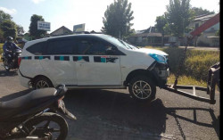 Hendak Nyalip, Mobil Jaswadi Malah Nyemplung Selokan Mataram