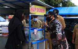 Mulai Ramai, Bupati imbau Pedagang dan Pengunjung Alun-alun Wates Patuhi Protokol Kesehatan